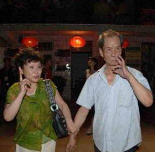 ​71岁陕西台主持陈爱美露面：罕见在杨凌表演节目，人美表演太感人