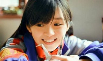 ​宋伊人的男朋友王义博为什么拍宋伊人，她脖子上的疤痕是草莓？