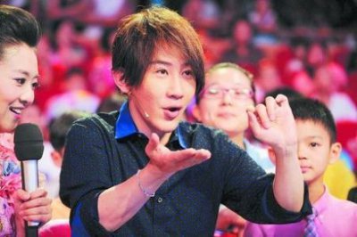 ​刘谦一家三口照片罕见曝光，三岁儿子与鲁豫热情互动，家教很好