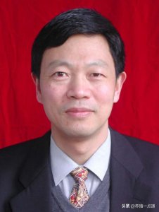 ​胡松华，浙江大学动物科学院教授、博导，中兽医、中药免疫专家