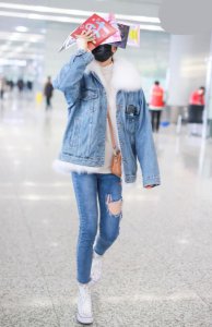 ​别的女星走机场希望被拍，锦鲤杨超越却用海报遮脸，真是超低调！