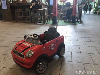 ​您看这辆儿童版“宝马迷你车”酷不？商场里免费开，孩子超喜欢！