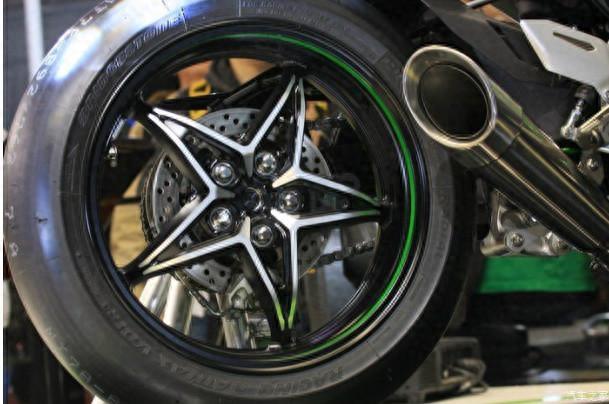 高清壁纸：川崎H2R和川崎H2，暴力美学！