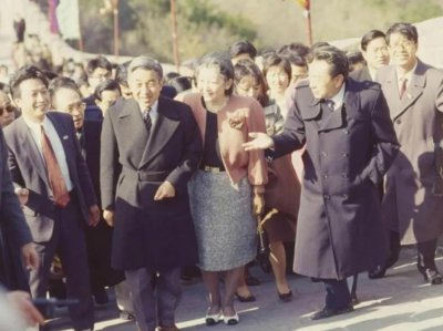 ​天皇首次访华，日方要求把国宴的大闸蟹撤下，担心天皇吃它会不雅