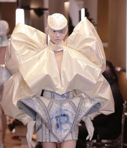 ​奚梦瑶T台走秀面如白纸，她自己也觉得怪，网友吐槽造型像搓澡巾