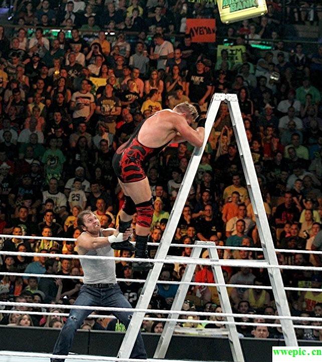 WWE的值得当兄弟的疯小子-迪安·安布罗斯