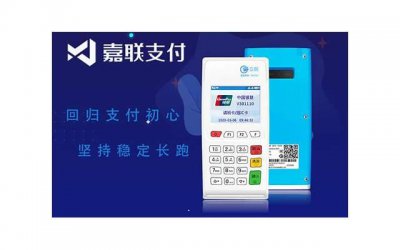 ​一男子问朋友借钱给女友买包，朋友表示：你饭都吃不起了还想着她