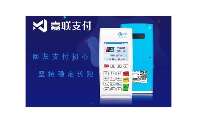 一男子问朋友借钱给女友买包，朋友表示：你饭都吃不起了还想着她