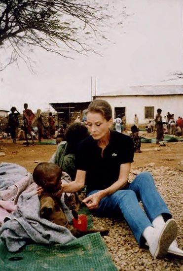 老照片：奥黛丽·赫本的晚年，把慈爱献给了贫困地区的儿童