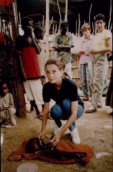 老照片：奥黛丽·赫本的晚年，把慈爱献给了贫困地区的儿童