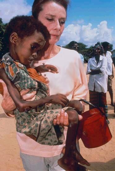 老照片：奥黛丽·赫本的晚年，把慈爱献给了贫困地区的儿童