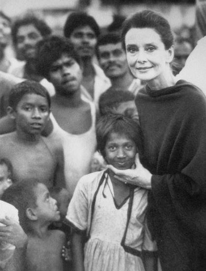 老照片：奥黛丽·赫本的晚年，把慈爱献给了贫困地区的儿童