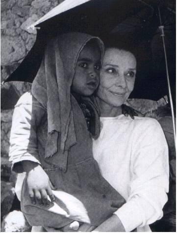 老照片：奥黛丽·赫本的晚年，把慈爱献给了贫困地区的儿童