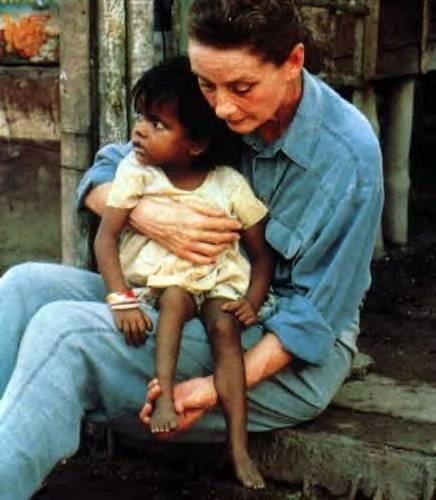 老照片：奥黛丽·赫本的晚年，把慈爱献给了贫困地区的儿童