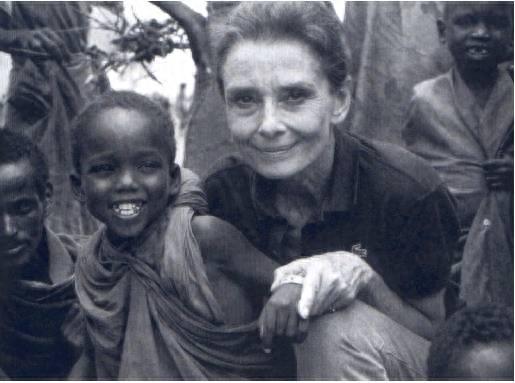 老照片：奥黛丽·赫本的晚年，把慈爱献给了贫困地区的儿童