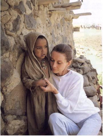 老照片：奥黛丽·赫本的晚年，把慈爱献给了贫困地区的儿童