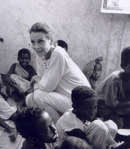 老照片：奥黛丽·赫本的晚年，把慈爱献给了贫困地区的儿童