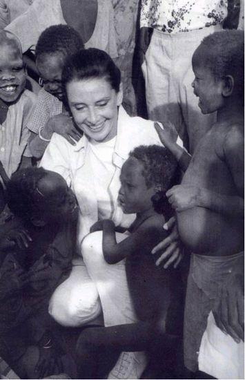 老照片：奥黛丽·赫本的晚年，把慈爱献给了贫困地区的儿童