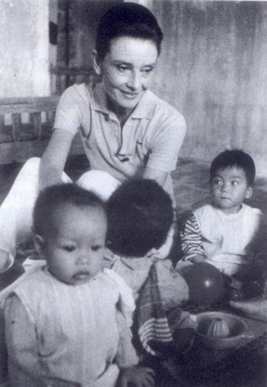 老照片：奥黛丽·赫本的晚年，把慈爱献给了贫困地区的儿童