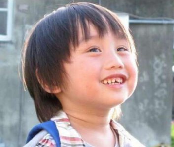 ​童星小小彬近况曝光，15岁近照大变样，被后妈当摇钱树荒废学业