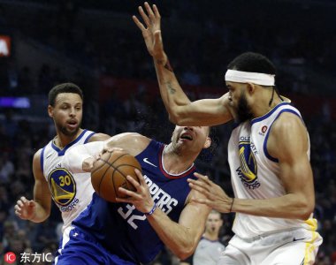 ​格里芬遭肘击脑震荡！久久未能起身还出现抽搐