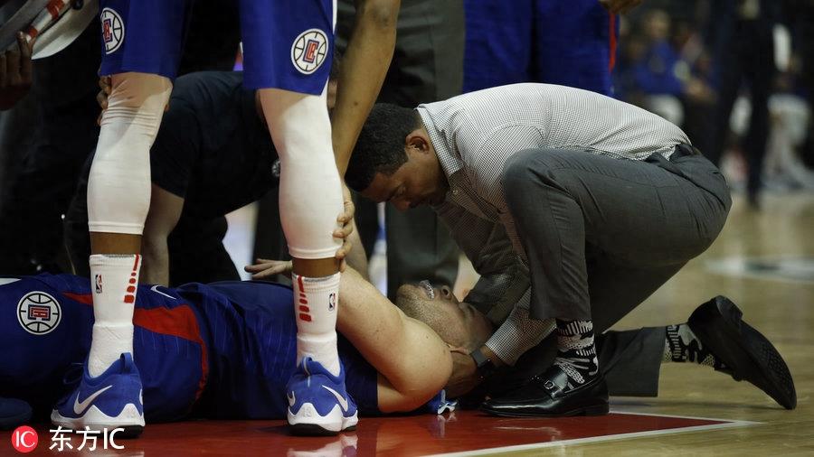 格里芬遭肘击脑震荡！久久未能起身还出现抽搐