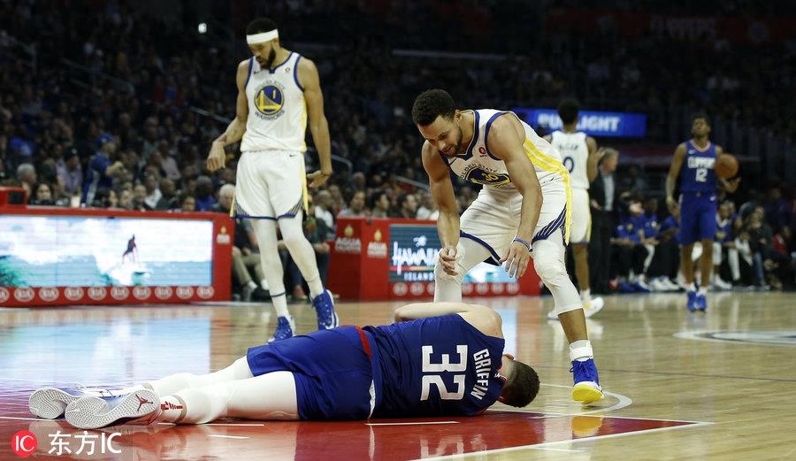 格里芬遭肘击脑震荡！久久未能起身还出现抽搐