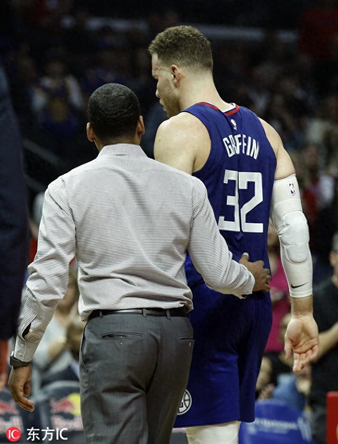 格里芬遭肘击脑震荡！久久未能起身还出现抽搐