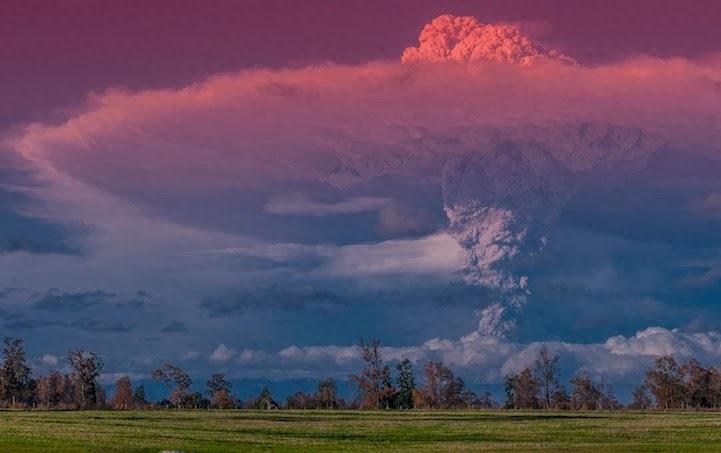 实拍 火山喷发时与闪电交集的场景