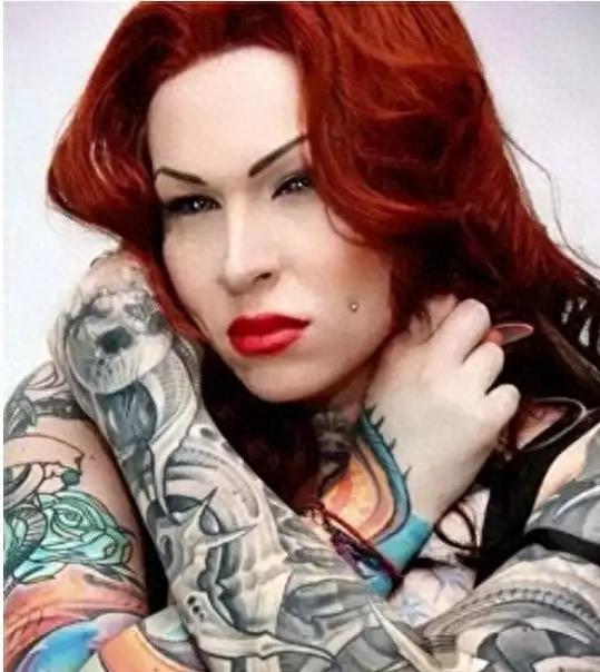 这个国外蛇精女,认为自己上辈子是蛇,不惜花重金多次整容