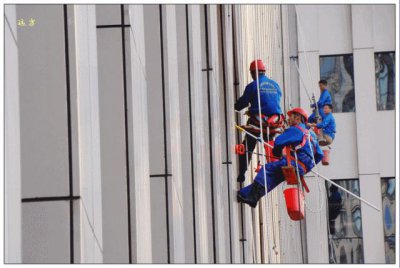 ​业主割断在16楼高空作业工人的安全绳！网友：这是犯罪！附安全绳正确使用方法