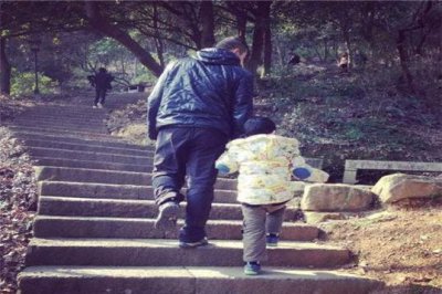 ​被赶出家门的老人挣了一套房和二十万块钱 子女灵堂前大打出手 终遭报应