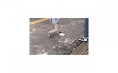 ​男生引起女生注意举动，怎么引起女生注意