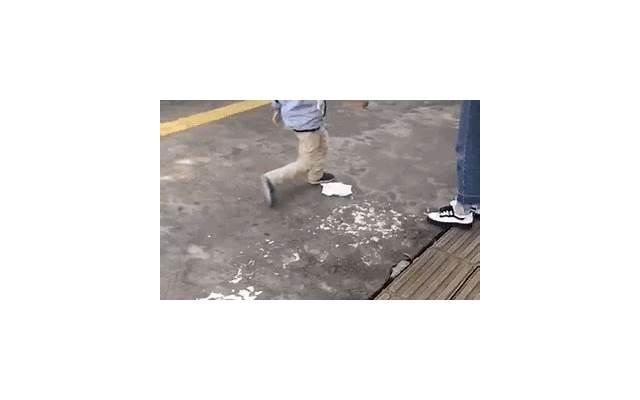 男生引起女生注意举动，怎么引起女生注意