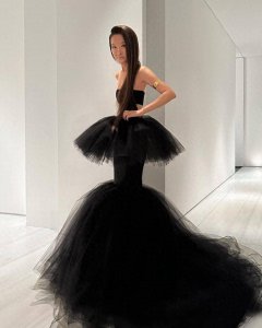 ​75岁王薇薇晒豪宅派对美照！穿比基尼瘦成皮包骨，脸僵医美痕迹重