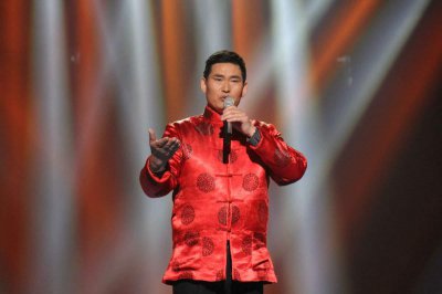 ​50岁大衣哥朱之文近况曝光！见到粉丝喜笑颜开，妻子阻拦起争执