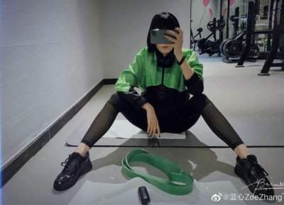 ​张蓝心太敢了，紧身瑜伽裤显出大长腿和蜜桃臀！完美身材