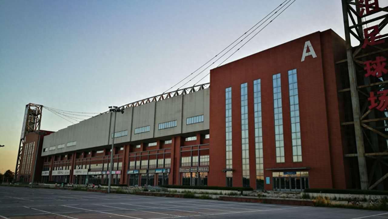 走进天津团泊足球场内场，感受专业球场氛围