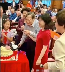 ​杨振宁正式度过100岁生日！46岁翁帆显富态，两人恩爱18年如一日