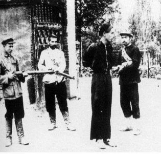 ​好色成性的匪首周寿娃，侮辱600多名女性，因其四姨太暴露被处决