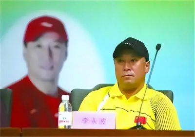 ​一代名将李永波：数十年辉煌太美好，抱得美人归，如今他两鬓斑白