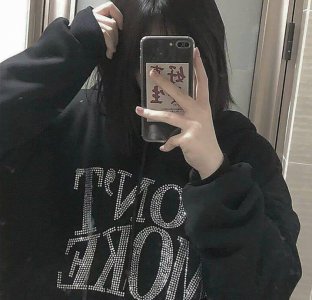 ​高级感手机挡脸女生头像