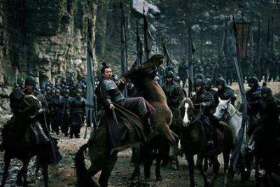 ​身为诸葛亮的岳父，黄承彦为何救陆逊于八阵图？真相让人不可思议