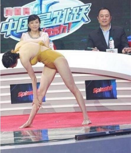 刘雨欣参加跳水比赛,小露酥臀,网友:张铁林全程眼睛没眨一下!