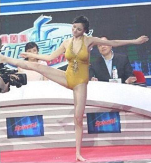 刘雨欣参加跳水比赛,小露酥臀,网友:张铁林全程眼睛没眨一下!