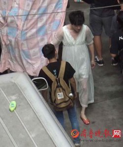 ​冯绍峰穿蕾丝睡裙 在群演面前演＂变态＂没丝毫不自在