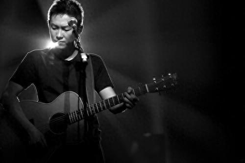 他是那英的徒弟,最受争议的好声音冠军,今天梁博26岁生日