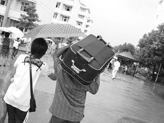 一组父亲的背影图,总有一张能让你落泪,向天下所有的父亲致敬!