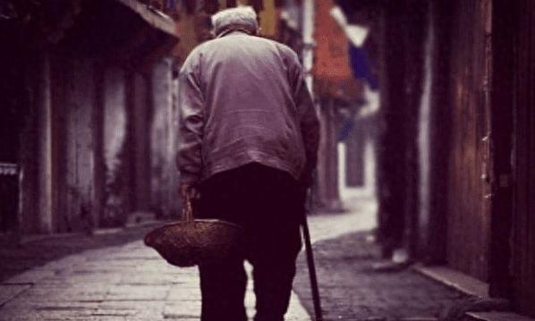 一组父亲的背影图,总有一张能让你落泪,向天下所有的父亲致敬!