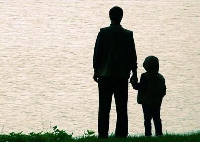 一组父亲的背影图,总有一张能让你落泪,向天下所有的父亲致敬!